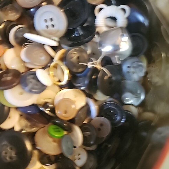 Vintage Button Tin Made in England Buttons Sewing Crafts Mixed Lot Granny Core - Picture 6 of 9